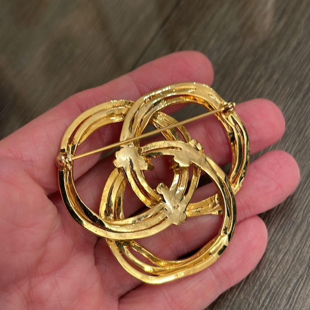 Vintage Interlocking Circle or Knot Gold-tone Metal Pin - Picture 11 of 16